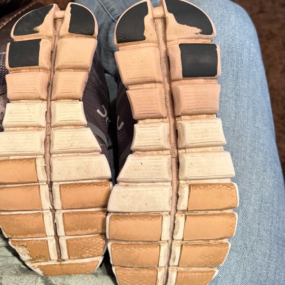 Women’s on cloud running shoes size 6. - Picture 4 of 4